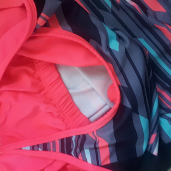 Workout Top with Built-in Bra - Size M - Picture 5 of 5